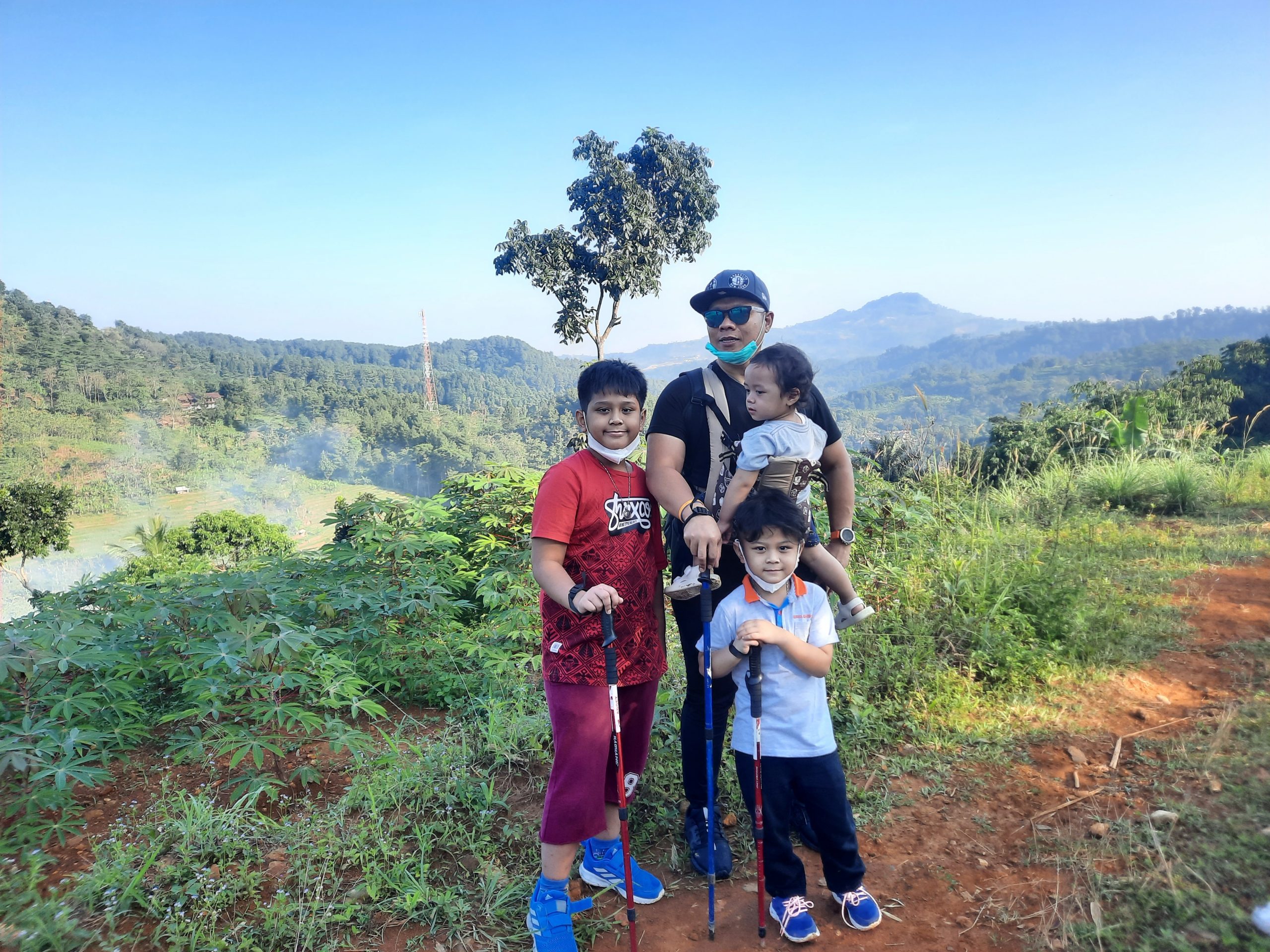 6 Rekomendasi Destinasi Trekking  Ramah Anak di Sentul